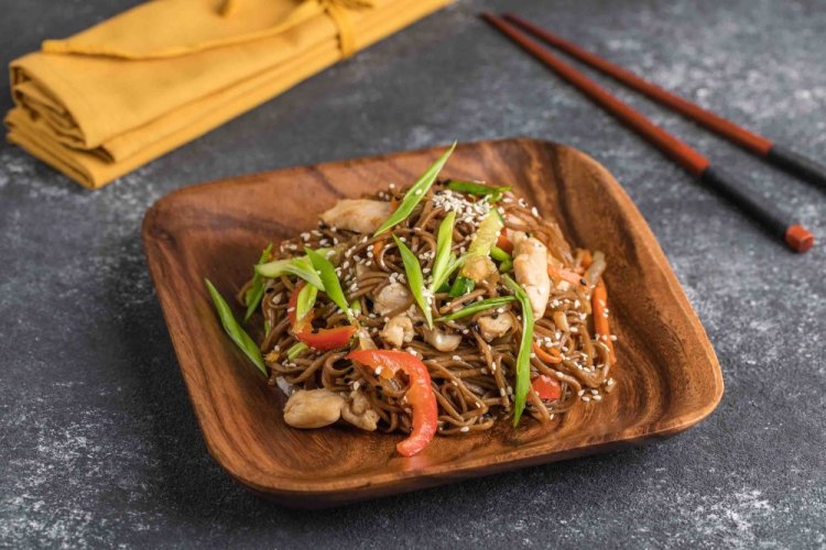 Якисоба со свининой и болгарским перцем