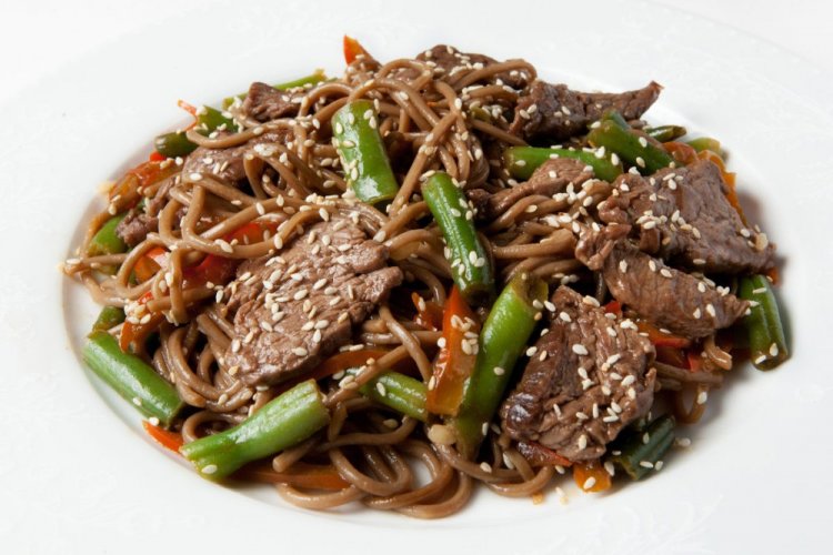 Якисоба с говядиной и стручковой фасолью