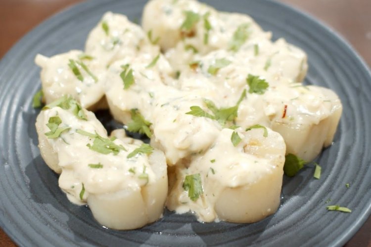 Морские гребешки в сливочном соусе с чесноком