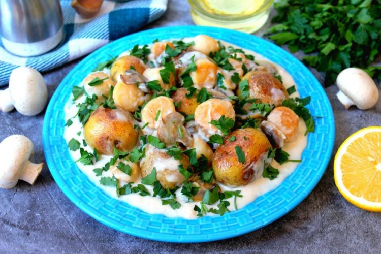 Морские гребешки с картошкой и грибами в сливочном соусе