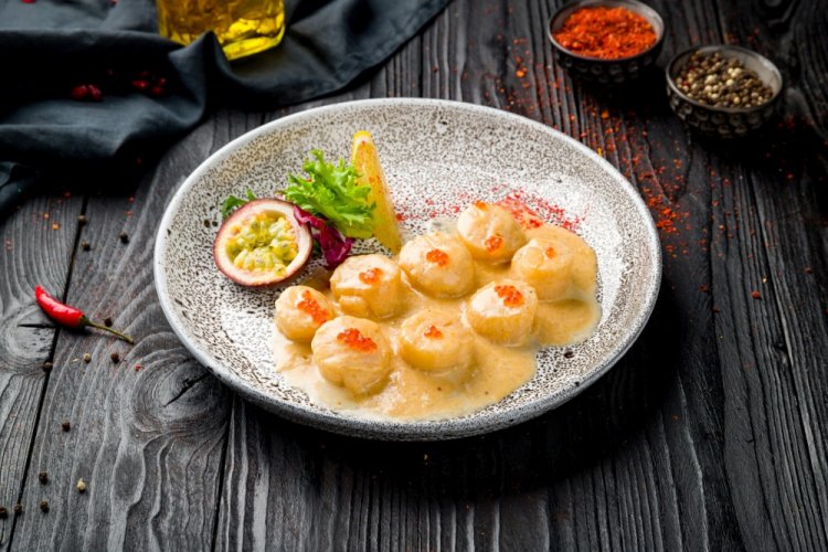 Морские гребешки в сливочном соусе с желтками