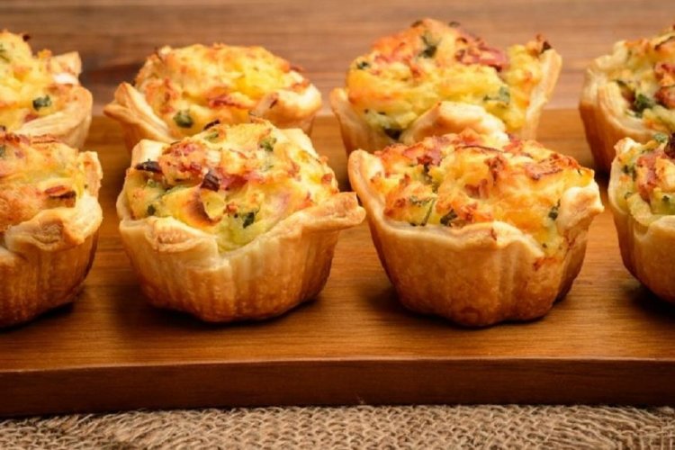 Запеченные тарталетки с овощами под сыром