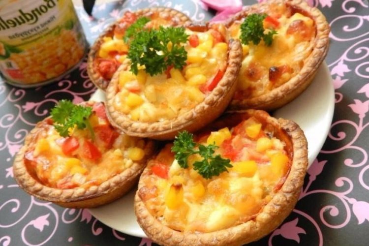 Запеченные тарталетки с курицей и кукурузой
