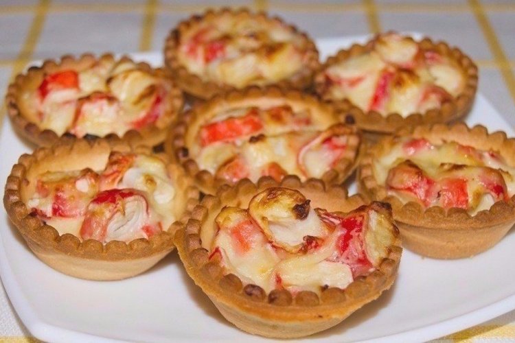 Запеченные тарталетки с крабовыми палочками в духовке