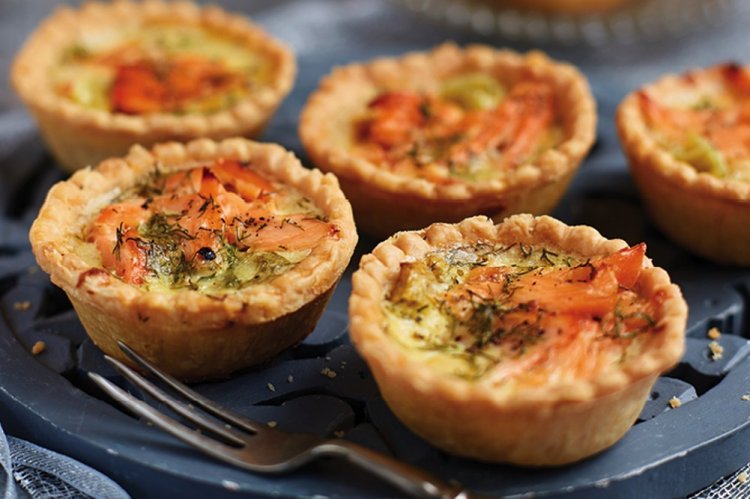 Запеченные тарталетки с красной рыбой