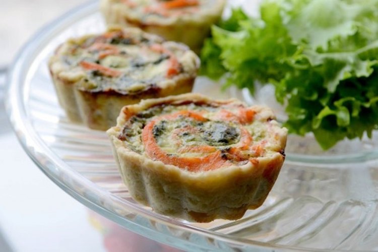 Запеченные тарталетки со шпинатом и лососем