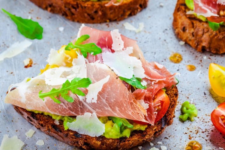 Брускетты с авокадо и прошутто