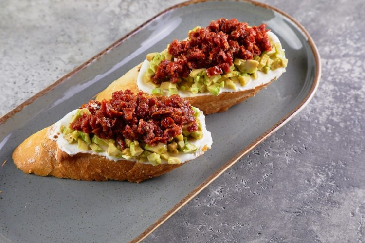 Брускетты с авокадо и вялеными помидорами