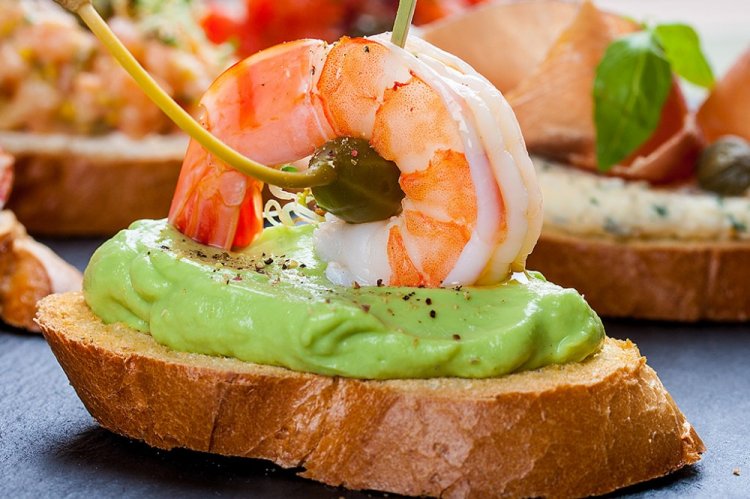 Брускетты с креветками и авокадо