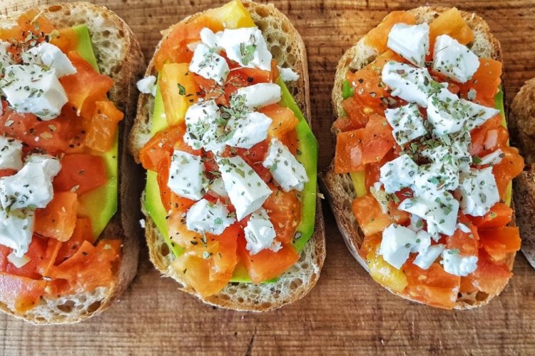 Брускетты с авокадо, брынзой и помидорами