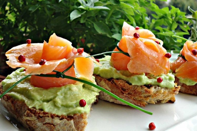 Брускетты с семгой и авокадо