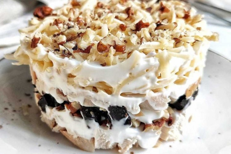 Слоеный салат с куриной грудкой, черносливом и моцареллой