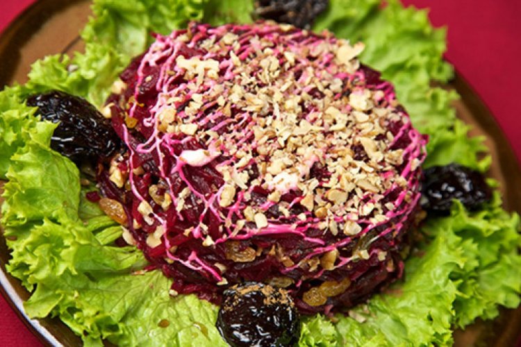 Слоеный салат с куриной грудкой, свеклой и сухофруктами