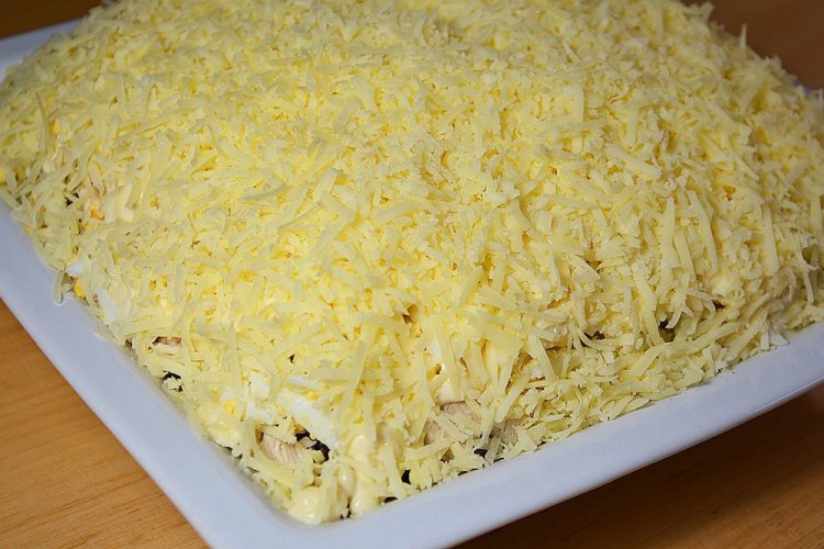 Слоеный салат с куриной грудкой, картошкой и грибами