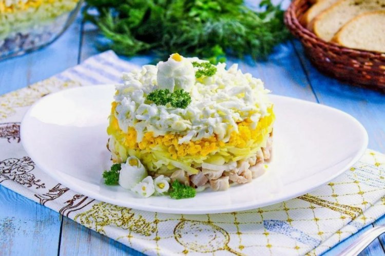 Слоеный салат с куриной грудкой и плавленым сыром