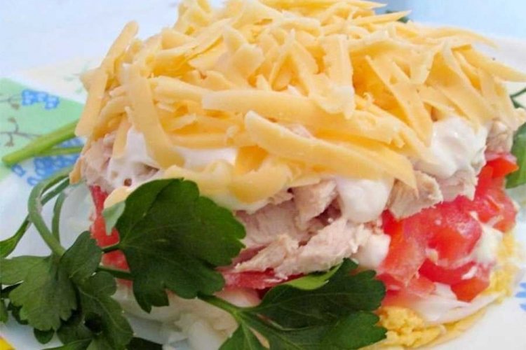 Слоеный салат с куриной грудкой и помидорами