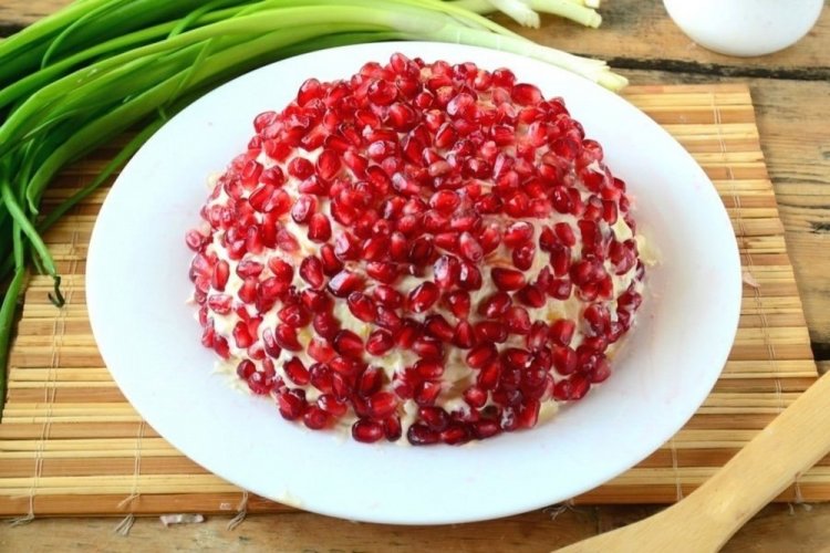 Слоеный салат с куриной грудкой, морковью и фундуком