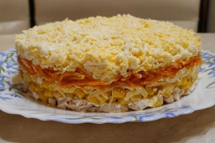 Слоеный салат с куриной грудкой и корейской морковью