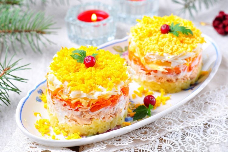 Слоеный салат «Мимоза» с красной рыбой