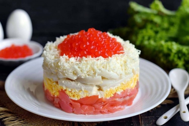 Слоеный салат с красной рыбой и кальмарами