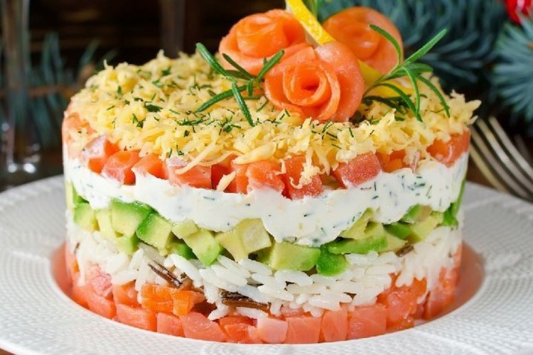 Слоеный салат с красной рыбой и творожным сыром