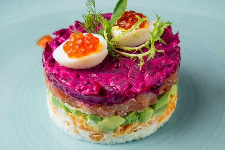 Слоеный салат с красной рыбой, авокадо и свеклой