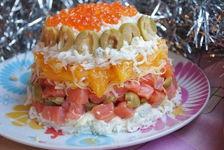 Слоеный салат с красной рыбой и апельсином