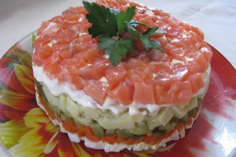 Слоеный салат с картошкой, огурцами и красной рыбой