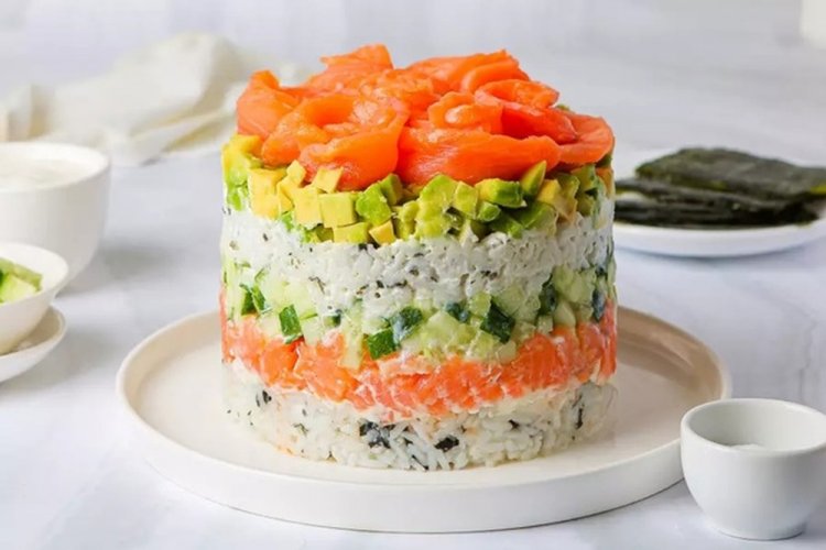 Салат «Филадельфия» с авокадо и красной рыбой