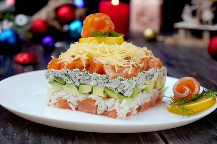 Салат с рисом, авокадо и красной рыбой