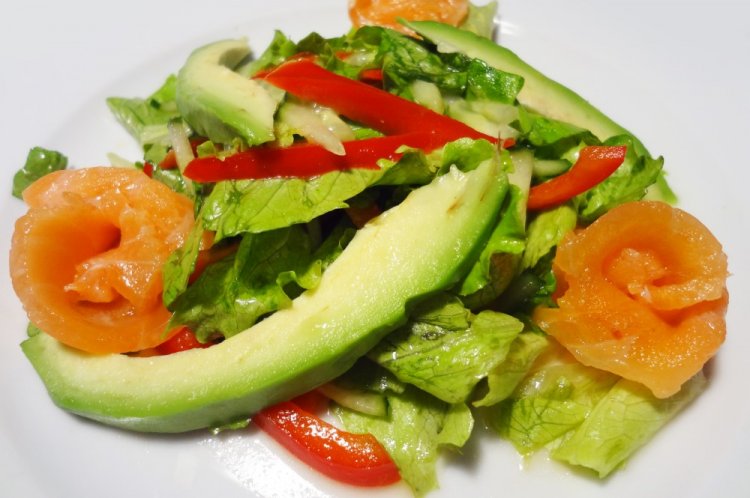Салат с авокадо, болгарским перцем и красной рыбой