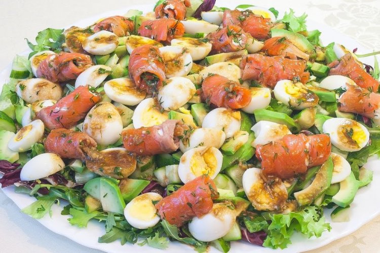 Салат с авокадо, красной рыбой и перепелиными яйцами