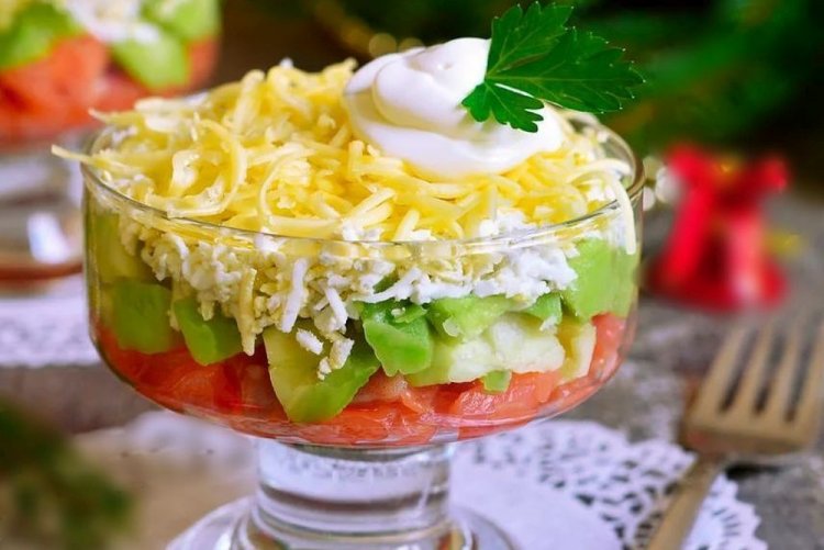 Салат с авокадо, твердым сыром и красной рыбой
