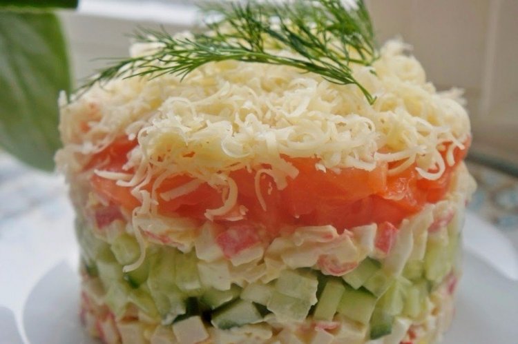 Салат с крабовыми палочками, авокадо и красной рыбой