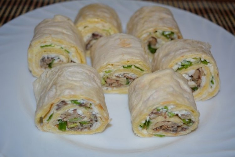 Рулет из лаваша со шпротами