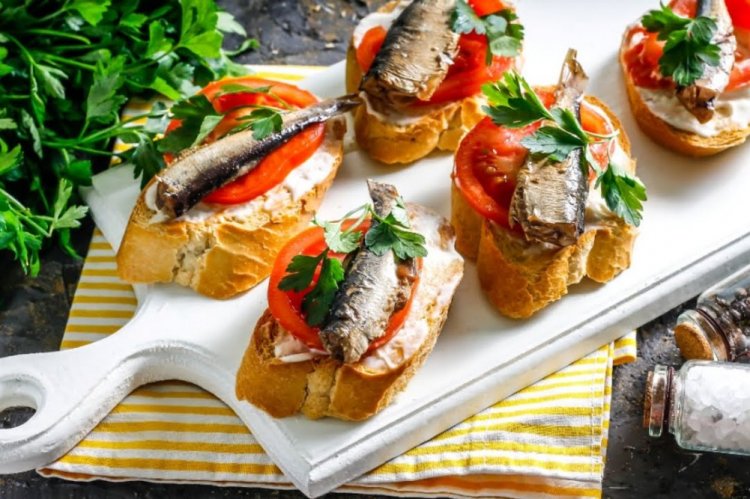 Бутерброды со шпротами и помидорами