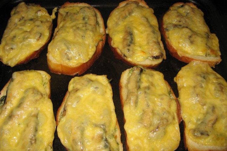 Горячие бутерброды со шпротами и болгарским перцем