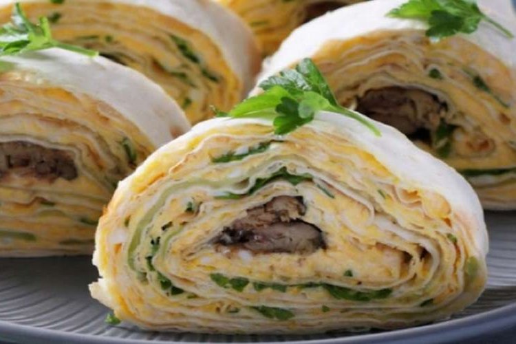 Рулет из лаваша со шпротами, яйцом и огурцами