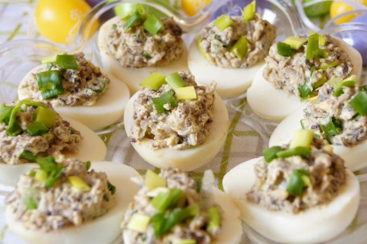 Фаршированные яйца со шпротами