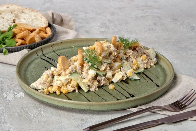 Салат со шпротами, яйцами, солеными огурцами и кукурузой