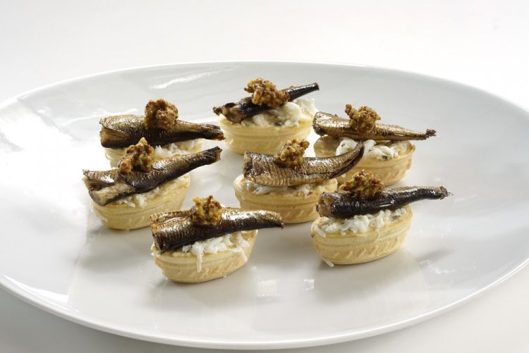 Тарталетки со шпротами и творожным сыром