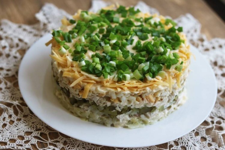 Слоеный салат с картофелем и копченой курицей