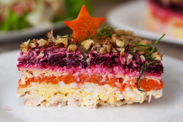 Слоеный салат с копченой курицей и свеклой