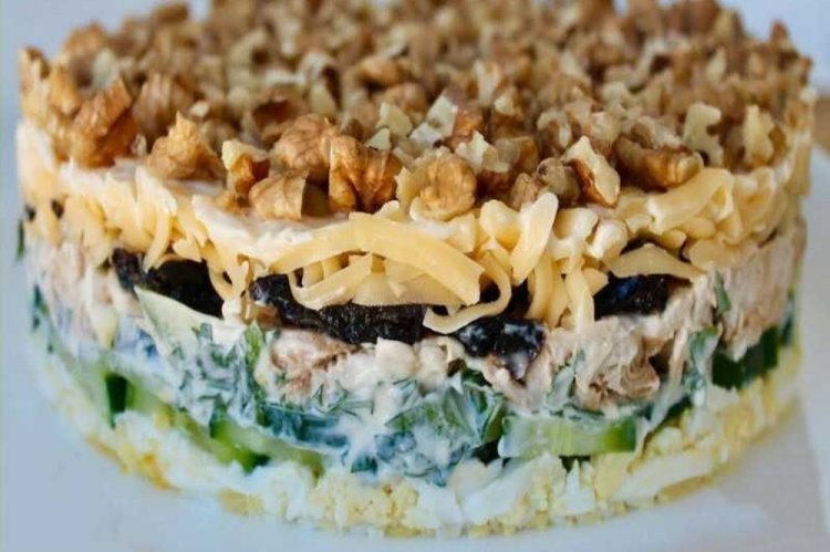 Слоеный салат с копченой курицей и маринованными огурцами
