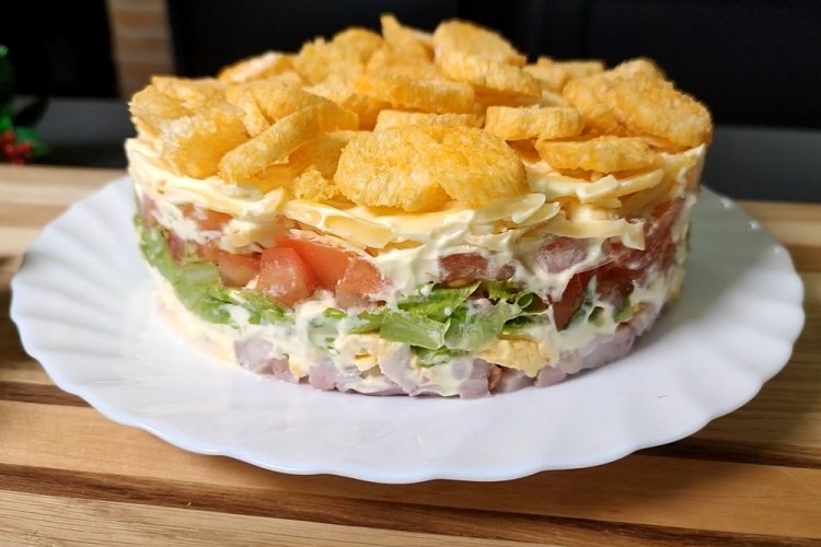 Слоеный салат с копченой курицей и сухариками