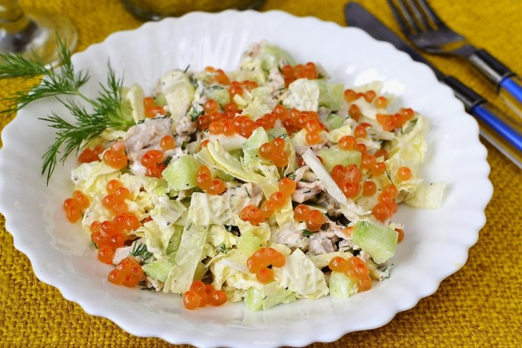 Салат с пекинской капустой и красной икрой