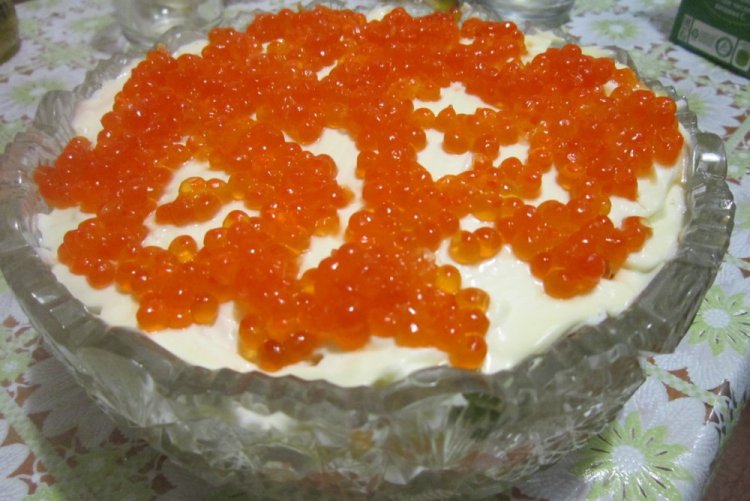 Диетический салат с красной икрой