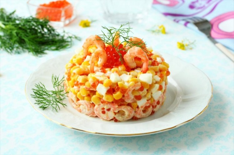 Салат с красной икрой и кукурузой