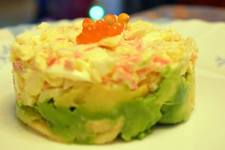 Салат с авокадо, крабовыми палочками и красной икрой