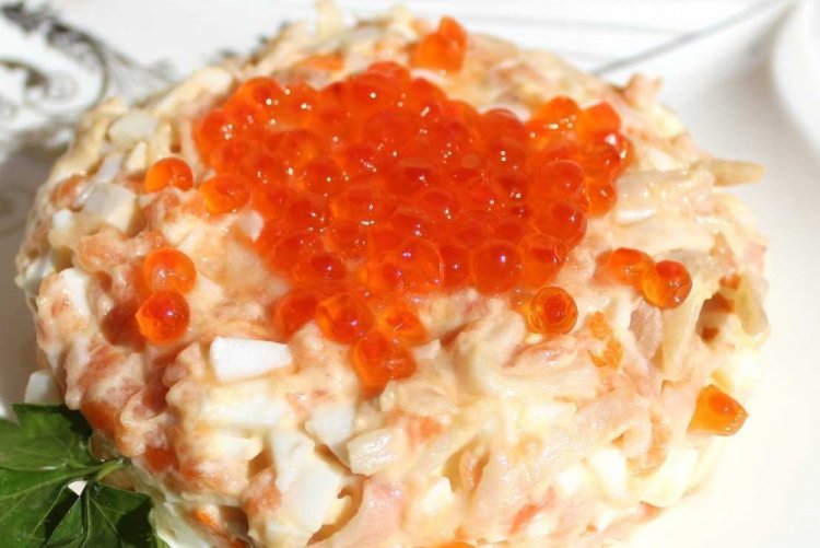 Салат с рисом, креветками и красной икрой